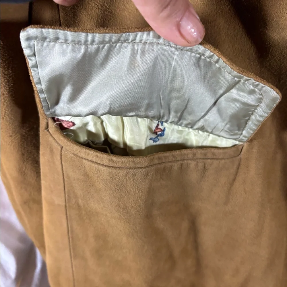 Elegant Men's Brown Suede Blazer - Picture 4 of 15